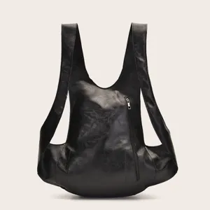 Detalle de mochila vintage negra con forma de escarabajo en cuero suave crazy horse.