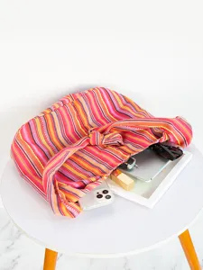 Detalle del bolso tejido azteca bohemio que muestra gran capacidad sobre una mesa