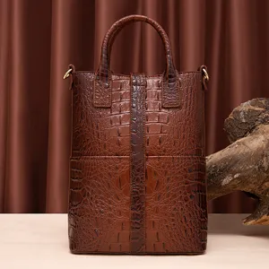 Vista detallada de un bolso vintage marrón con una elegante textura de cocodrilo