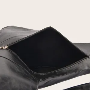 Vista detallada del amplio compartimento principal con cremallera para esta mochila de cuero