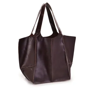 Bolso tote grande de cuero con cera de aceite retro para mujer en marrón oscuro estudio