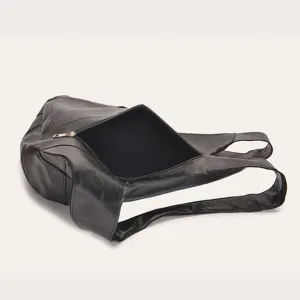 Vista interior detallada de una mochila vintage de cuero suave negro con cremallera