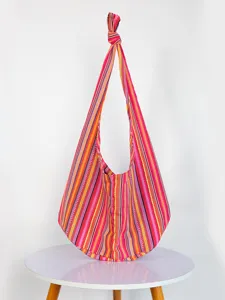 Bolso hobo de lona con rayas de colores estilo bohemio y detalle de nudo en asa