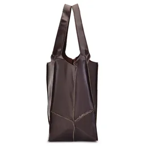 Vista lateral detallada de un bolso tote de cuero marrón oscuro vintage