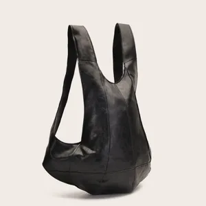 Vista lateral de mochila de cuero negro tipo escarabajo con silueta de caparazón única.