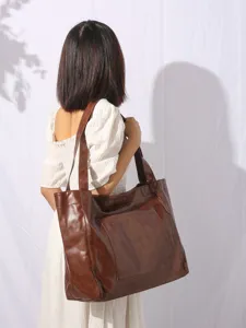 Bolso tote grande de cuero encerado marrón vintage con bolsillo frontal en modelo