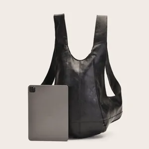 Vista detallada de mochila vintage de cuero negro con tableta para el tamaño