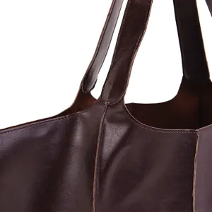 Primer plano de la textura de cuero encerado vintage y costuras en bolso tote marrón.