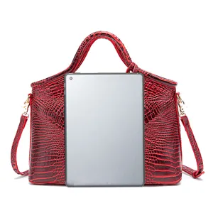 Bolso de mano rojo vintage con patrón de cocodrilo y asa para referencia de tamaño