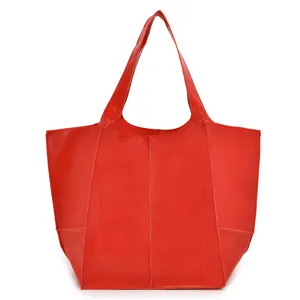 Bolso tote vintage de cuero encerado rojo de gran capacidad y acabado de textura suave