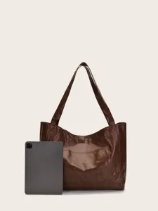 Bolso tote grande de cuero vintage marrón con iPad para referencia de tamaño