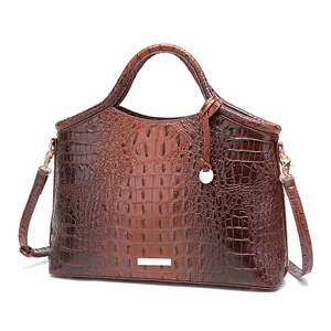Vista frontal detallada de bolso retro marrón con textura de cocodrilo en relieve y correa