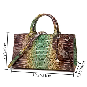 Vista detallada de bolso en cuero con relieve de cocodrilo, medidas 31 x 20 x 14 cm