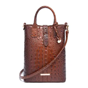 Vista detallada de un bolso de mano vintage marrón para mujer con diseño de cocodrilo.