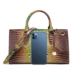 Bolso vintage con relieve de cocodrilo mostrado con smartphone como referencia
