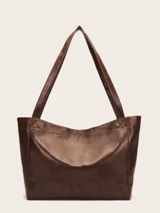 Vista frontal de un bolso tote grande de cuero vintage marrón con correas largas