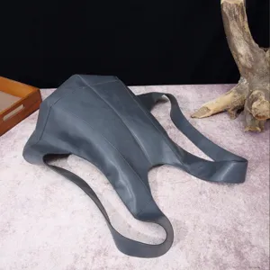 Vista detallada de la textura de cuero gris suave de una mochila retro estilo escarabajo