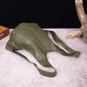 Vista detallada de las correas y la textura de cuero suave de la mochila escarabajo