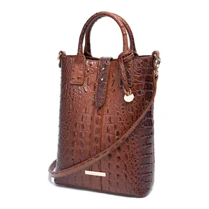 Elegante bolso bandolera marrón vintage con textura cocodrilo y detalles dorados