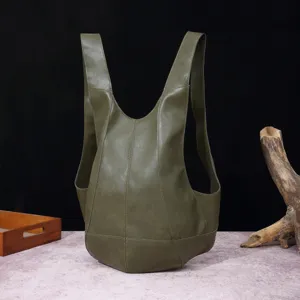 Primer plano de mochila retro de cuero suave verde oscuro con forma de escarabajo