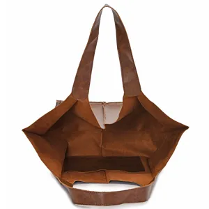Detalle del interior espacioso de un bolso tote vintage de cuero encerado marrón