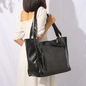 Bolso tote grande de cuero encerado negro vintage con bolsillo exterior mostrado en modelo