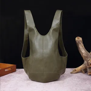 Mochila retro verde oliva con forma de escarabajo en cuero suave y correas tipo chaleco.