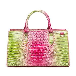 Vista detallada de un bolso retro con estampado de cocodrilo en degradado rosa y verde