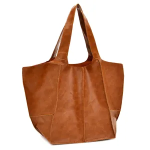 Bolso tote vintage de cuero encerado marrón que muestra textura suave y costuras.