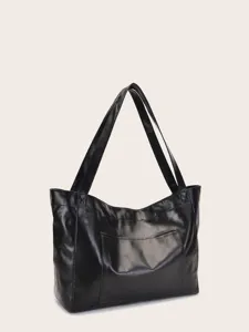 Detalle del bolso tote grande negro en cuero encerado suave con bolsillo frontal