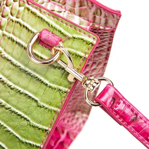Detalle de bolso con relieve de cocodrilo metalizado y cierre de mosquetón dorado