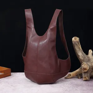 Vista detallada de la mochila vintage de cuero marrón con forma de escarabajo.