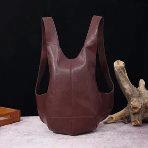 Vista detallada de la mochila escarabajo de cuero suave vintage marrón con costuras.