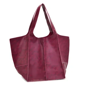 Vista frontal de un gran bolso tote vintage de cuero suave burdeos con costuras visibles
