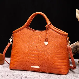 Bolso de mano vintage de piel marrón con relieve de cocodrilo y correa bandolera