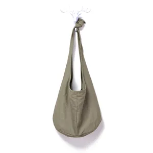 Detalle de un bolso hobo vintage de lona de algodón y lino en color verde oliva