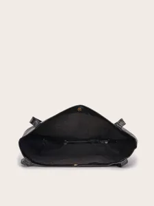 Vista detallada del bolso tote de cuero negro que muestra su amplio interior y cierre.