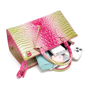 Detalle interior del bolso rosa con diseño de cocodrilo y gran capacidad