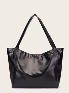 Vista frontal de un bolso tote de cuero encerado negro que destaca su textura suave y brillo.