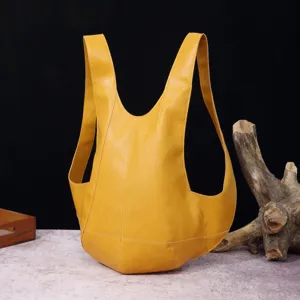 Primer plano de una mochila retro amarilla con forma de escarabajo en cuero