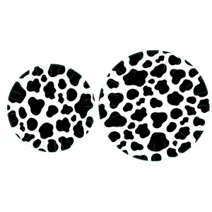 Détail de vue de dessus d'assiettes en papier jetables avec motif imprimé de vache