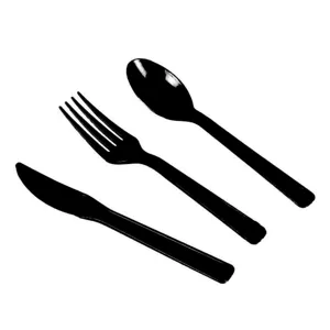 Gros plan d'un ensemble de couverts jetables en plastique noir avec couteau, fourchette et cuillère