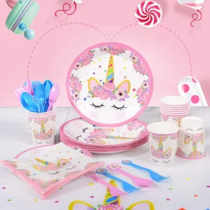 Détails de la vaisselle de fête licorne florale avec assiettes et gobelets