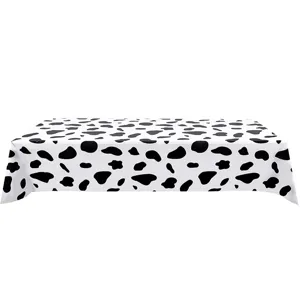 Vue détaillée d'une nappe rectangulaire à motif vache pour décoration de fête d'enfants
