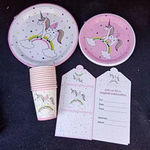 Detailoverzicht van eenhoorn regenboog party servies set met borden, bekers en uitnodigingen