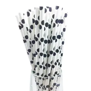 Vue détaillée de pailles en papier blanches avec un motif à pois style imprimé vache