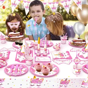 Ensemble complet de vaisselle et décorations de fête sur le thème licorne pour enfants.