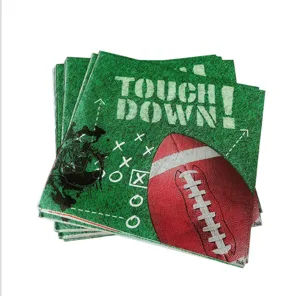Vue détaillée de serviettes de football américain avec fond de gazon vert et texte Touchdown.