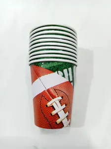 Vue détaillée de gobelets en papier jetables empilés avec motif football américain