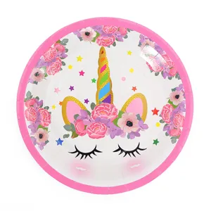 Détail rapproché d'une assiette en carton licorne fleurie pour fête d'anniversaire d'enfant